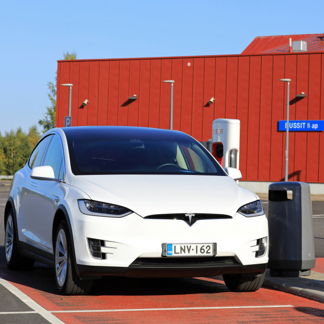 Tesla investigated after self-driving cars drive on wrong side of the road
