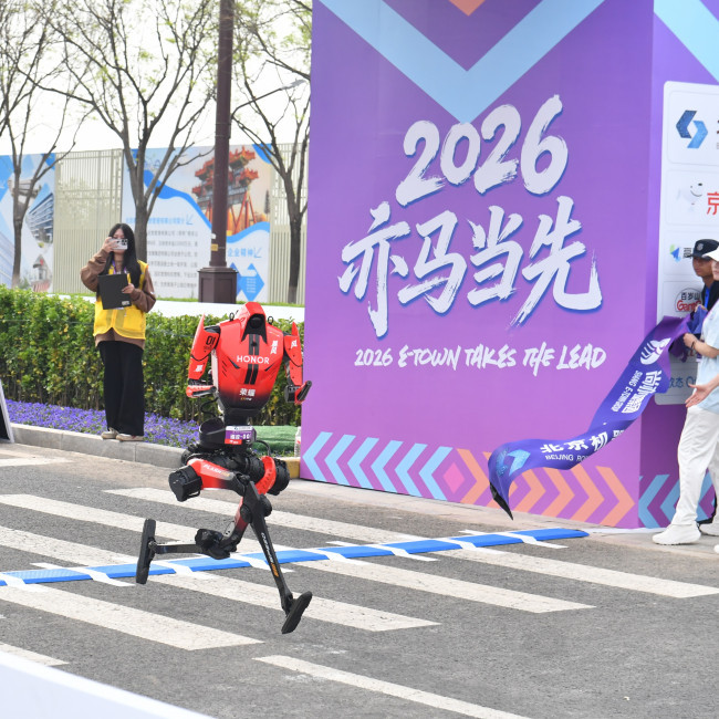 Robot races to victory in Beijing half-marathon
