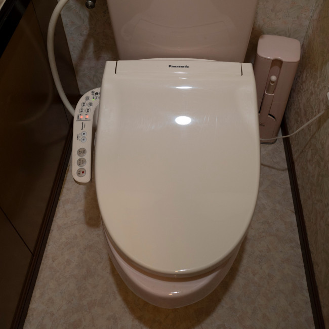 Company invents robot toilet designed to come to you