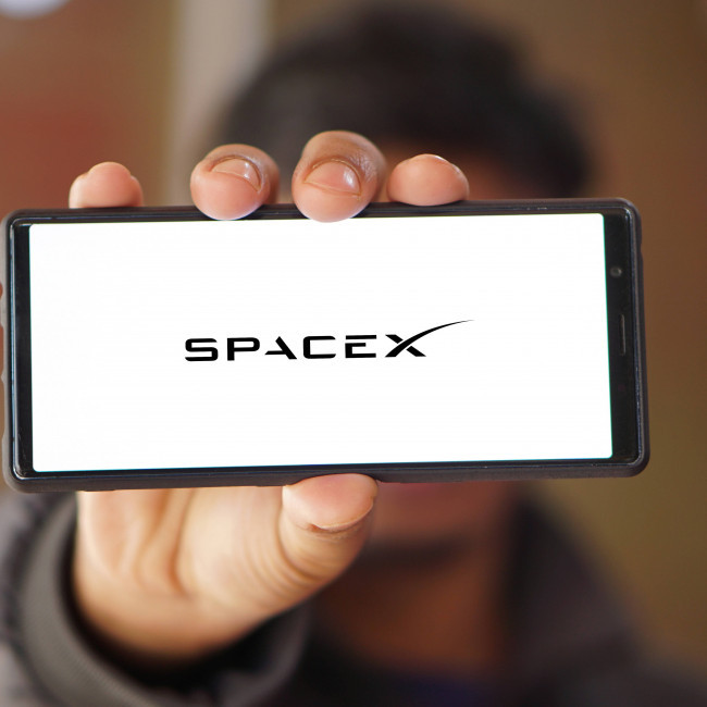 SpaceX to send half a tonne of equipment to the Moon