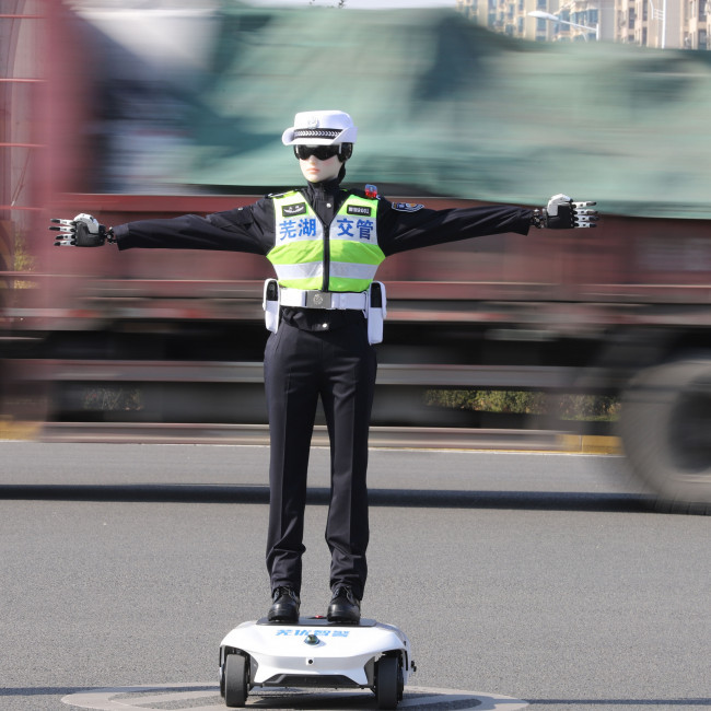 Robot cops put on traffic duty in China
